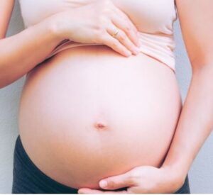Billede af gravid mave, træning efter graviditet og fødsel