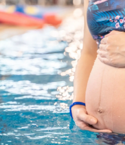 Gravid i bassin træning